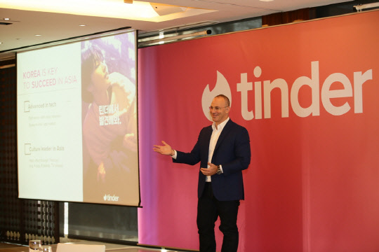 엘리 사이드번 틴더 최고경영자(CEO)가 22일 서울 중구 웨스틴 조선호텔에서 열린 기자간담회에서 발표하는 모습. 틴더 제공